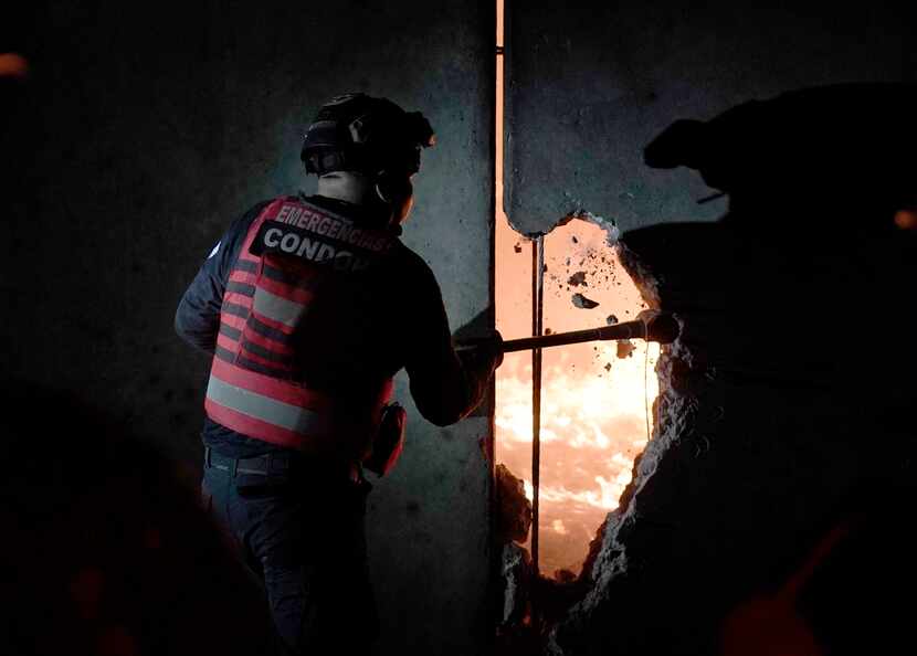 Un bombero hace un boquete en una pared para ayudar a extinguir un incendio en la Central de...