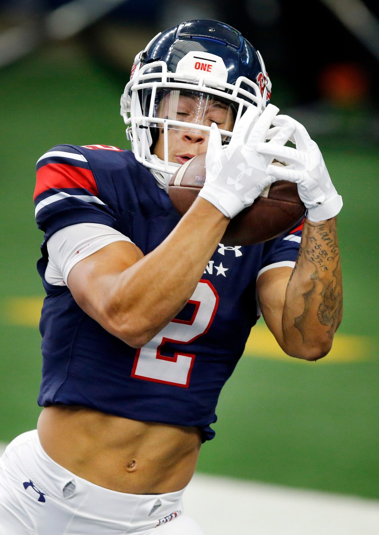 Denton Ryan wide receiver Billy Bowman Jr (2) pulls down a first quarter touchdown in the...