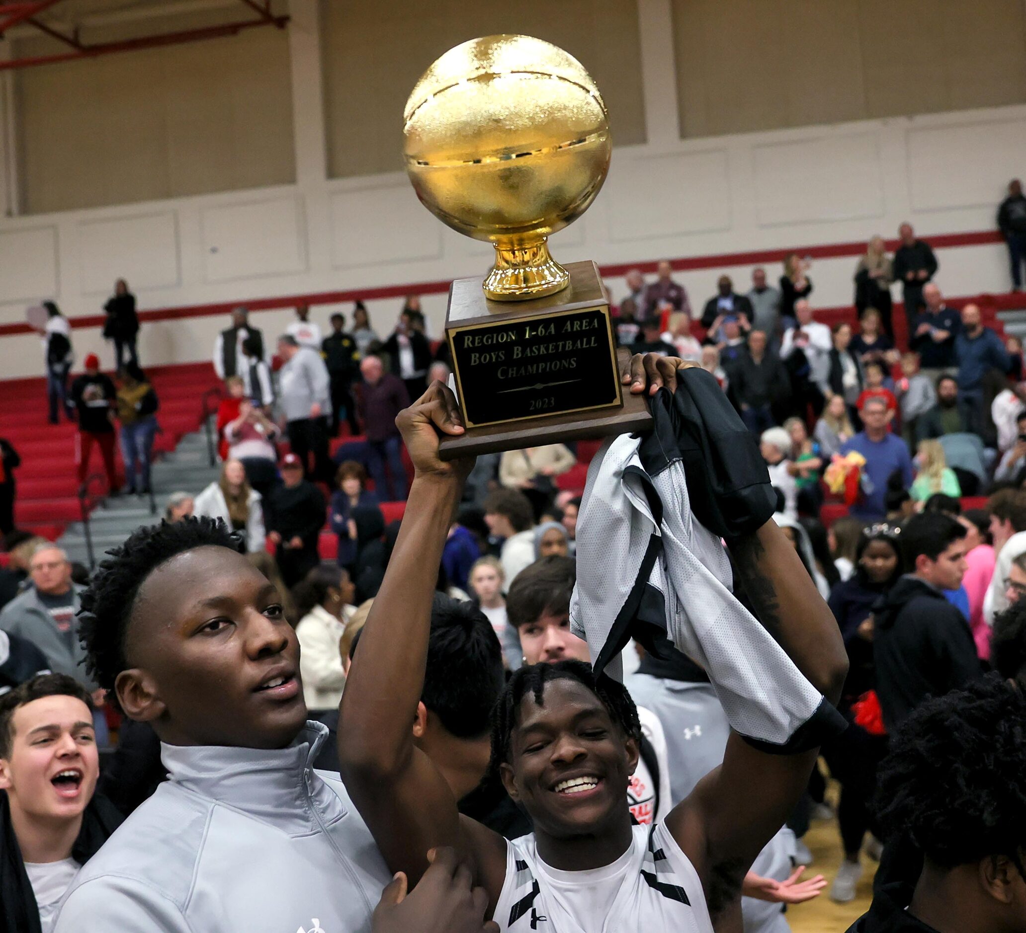 The Arlington Martin Warriors defeat Lewisville, 55-53 in a 6A area-round boys high school...