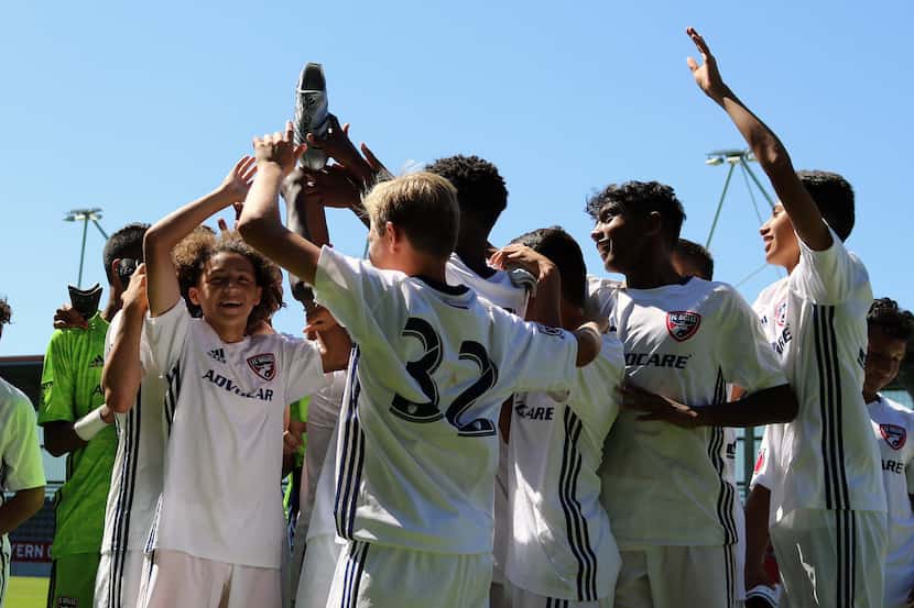 FC Dallas U15s lift the Championship trophy of the FC Bayern adidas Campus Cup. (8-18-19)