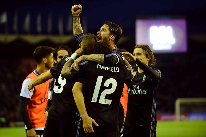 Sergio Ramos (centro) y el Real Madrid requieren de solo un empate ante el Málaga para...