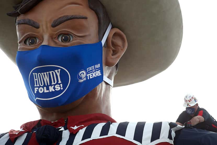 Organizadores del a Feria Estatal de Texas piden que los visitantes lleven una mascarillas...