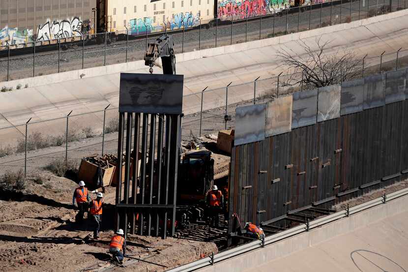 Una segmento de una malla metálica se construye en la frontera entre El Paso, Texas y Ciudad...