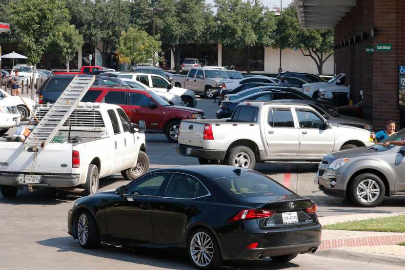 Motorists wait in line to purchase gas at a Quik Trip in Dallas on Aug. 31, 2017. 