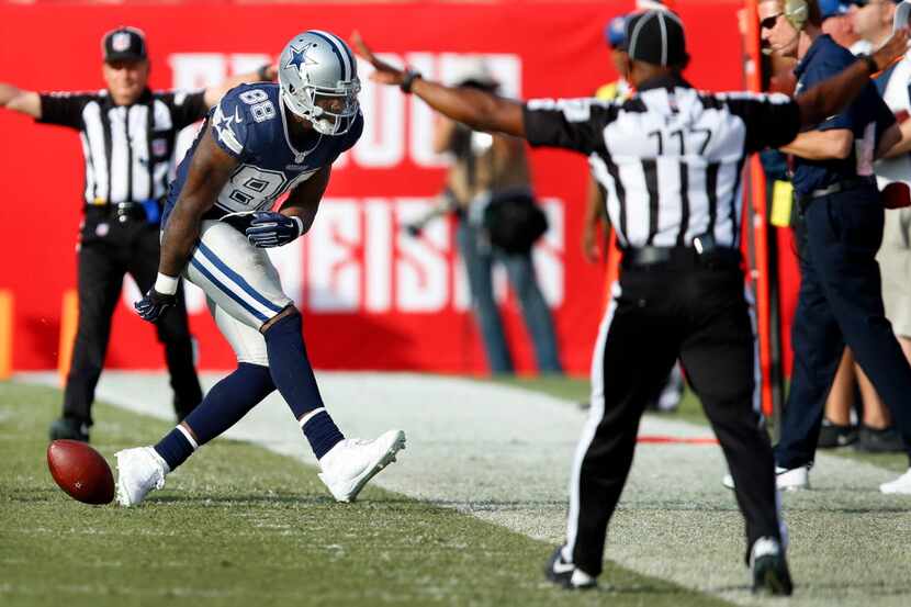 Dallas Cowboys wide receiver Dez Bryant (88) drops a pass on 3rd and 1 in the fourth quarter...