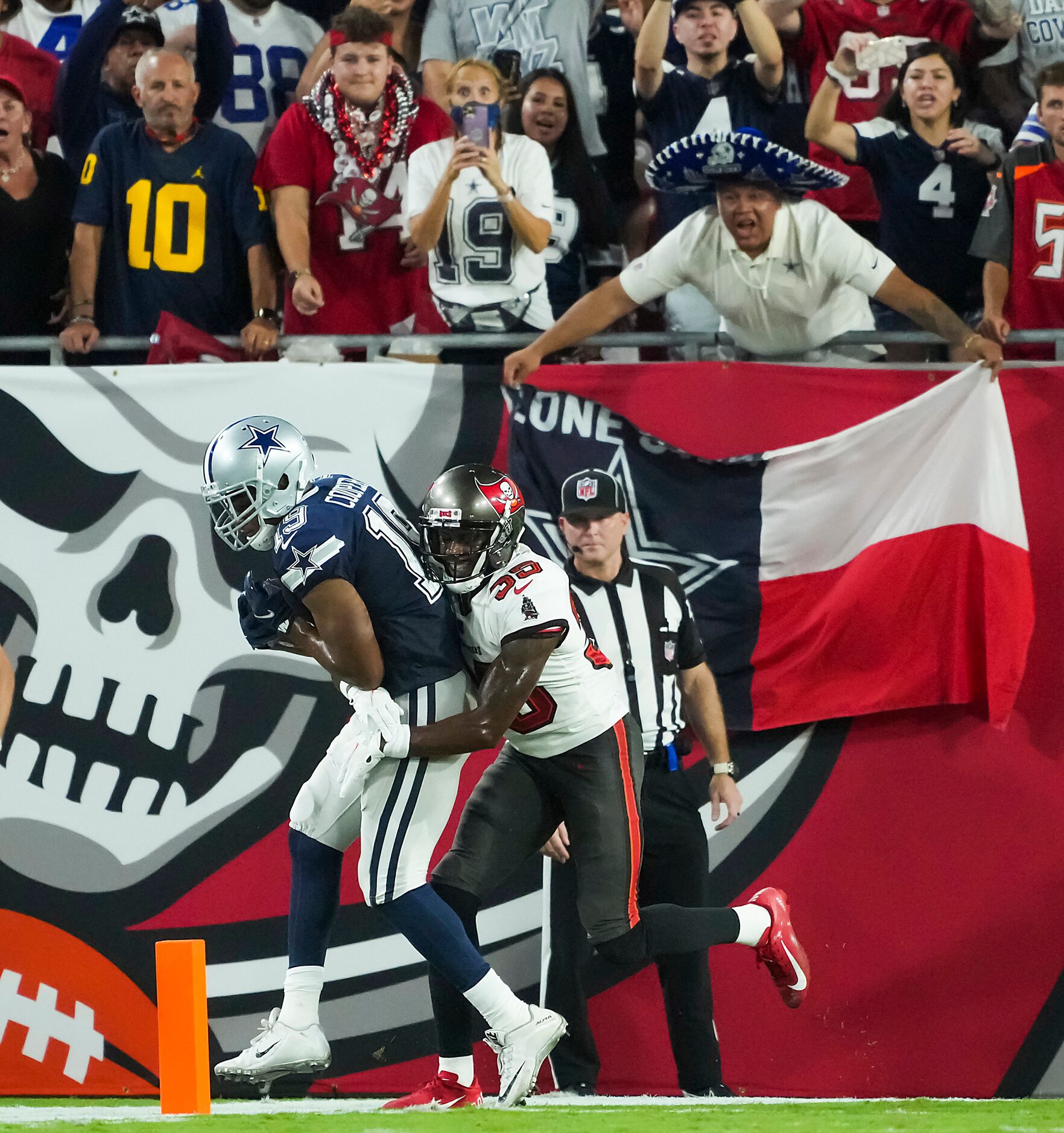 Dallas Cowboys wide receiver Amari Cooper (19) catches a touchdown  as Tampa Bay Buccaneers...