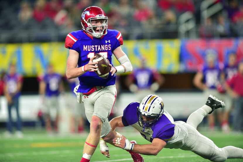 Denton junior linebacker Kenny Bowen (34) sacks Grapevine sophomore quarterback Alan Bowman...