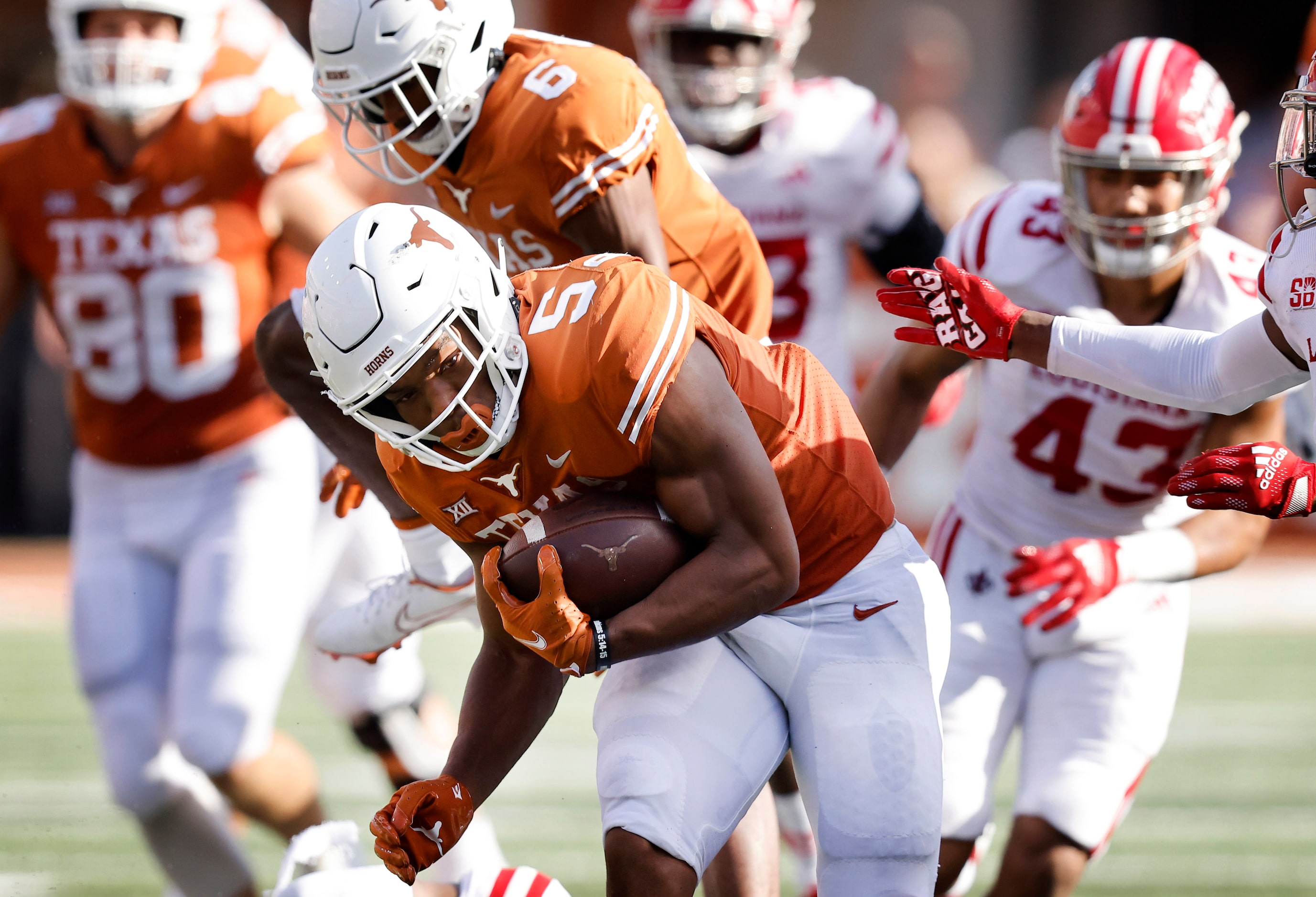 Texas Longhorns running back Bijan Robinson (5) breaks away for a big third quarter run...