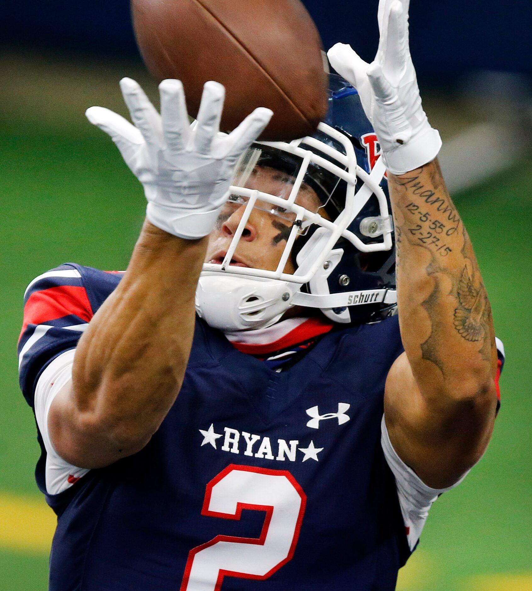 Denton Ryan wide receiver Billy Bowman Jr (2) pulls down a first quarter touchdown in the...