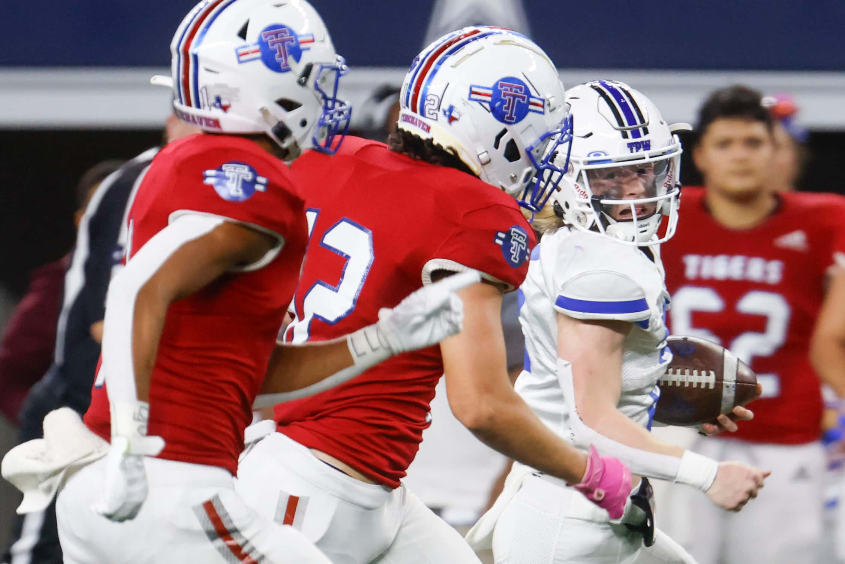 El Maton Tidehaven’s Ricky Rubio (front), Kevin Rickaway (middle) runs after Gunter High’s...