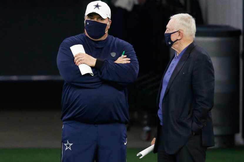 El dueño de los Dallas Cowboys, Jerry Jones (der) conversa con el entrenador en jefe del...