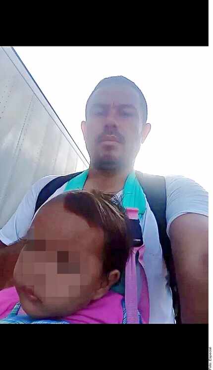 Nilton Lizandro junto a su hija, en una caravana desde Guatemala hacia Estados Unidos.