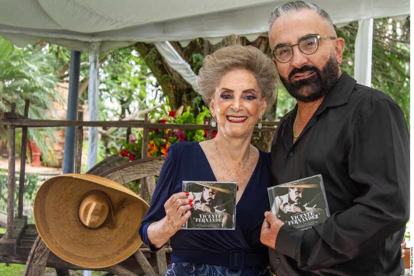 Cuquita Abarca y Vicente Fernández Jr. presentan el nuevo disco con 20 temas que dejó...