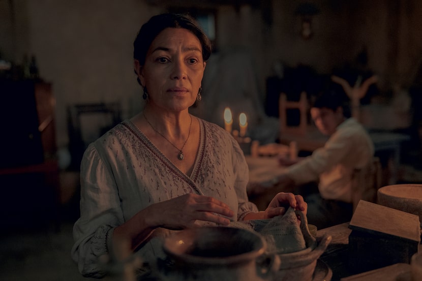 Esta imagen dada a conocer por Netflix muestra a la actriz Dolores Heredia en una escena de...