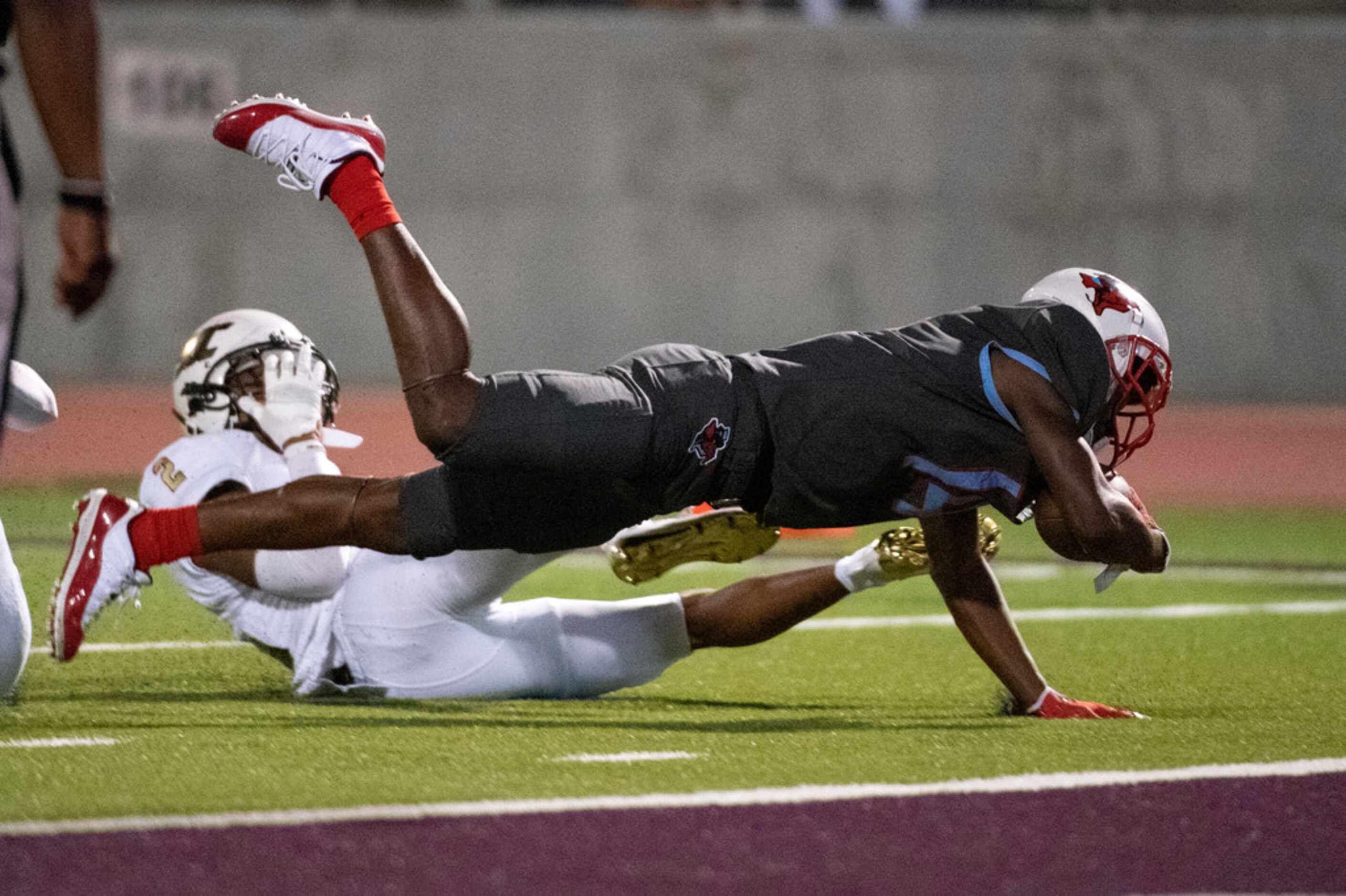 Skyline junior wide receiver Cameron Nelson (14) dives past South Oak Cliff senior defensive...