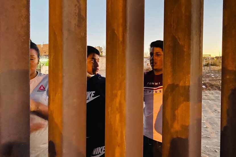 Vecinos de la sección Anapra, en el lado mexicano, explican cómo los migrantes escalan "en...