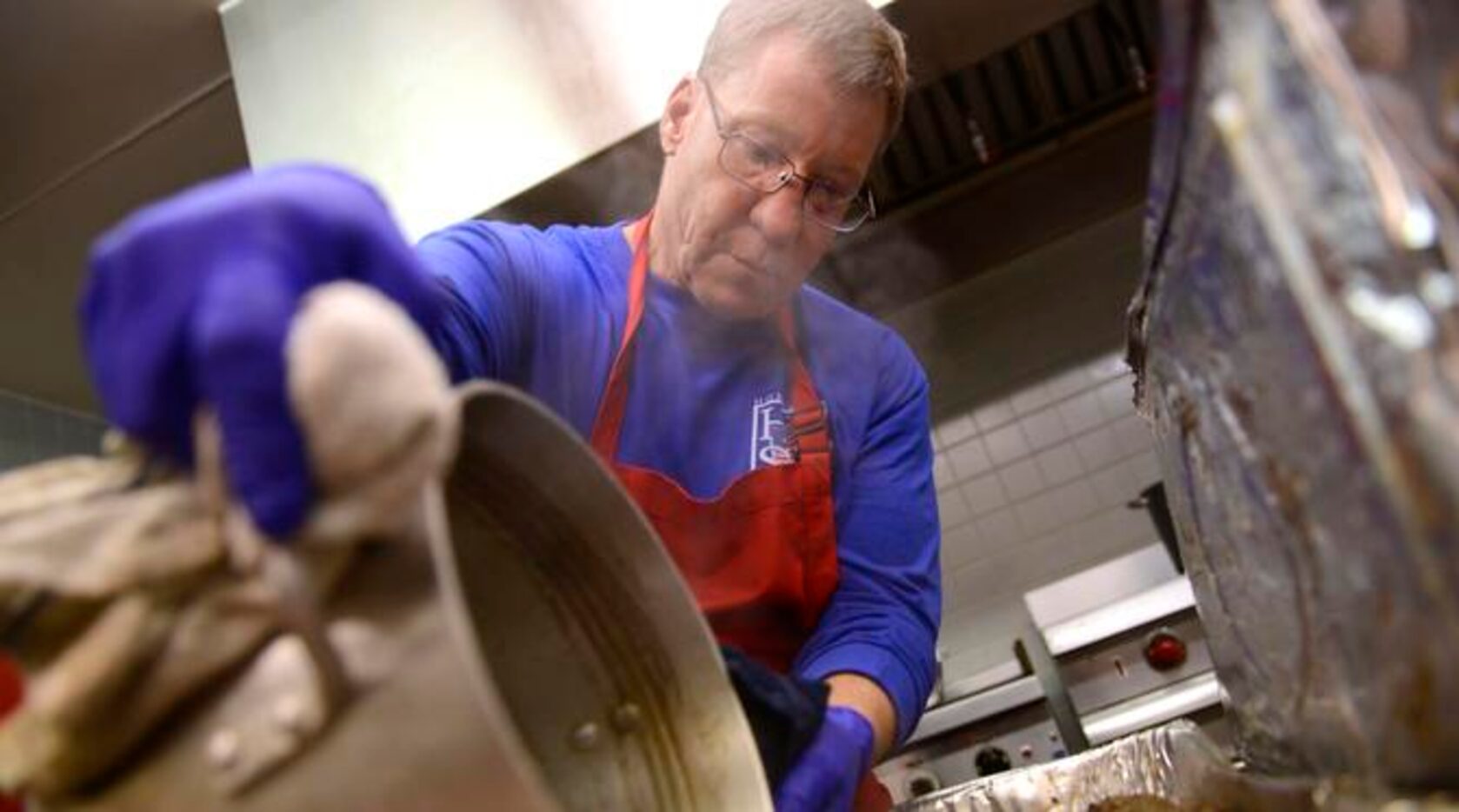 Merritt Ford, un veterano que superó la indigencia, cocina en un centro de asistencia para...