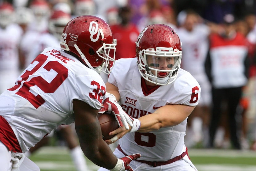 Oct 17, 2015; Manhattan, KS, USA; Oklahoma Sooners quarterback Baker Mayfield (6) fakes a...