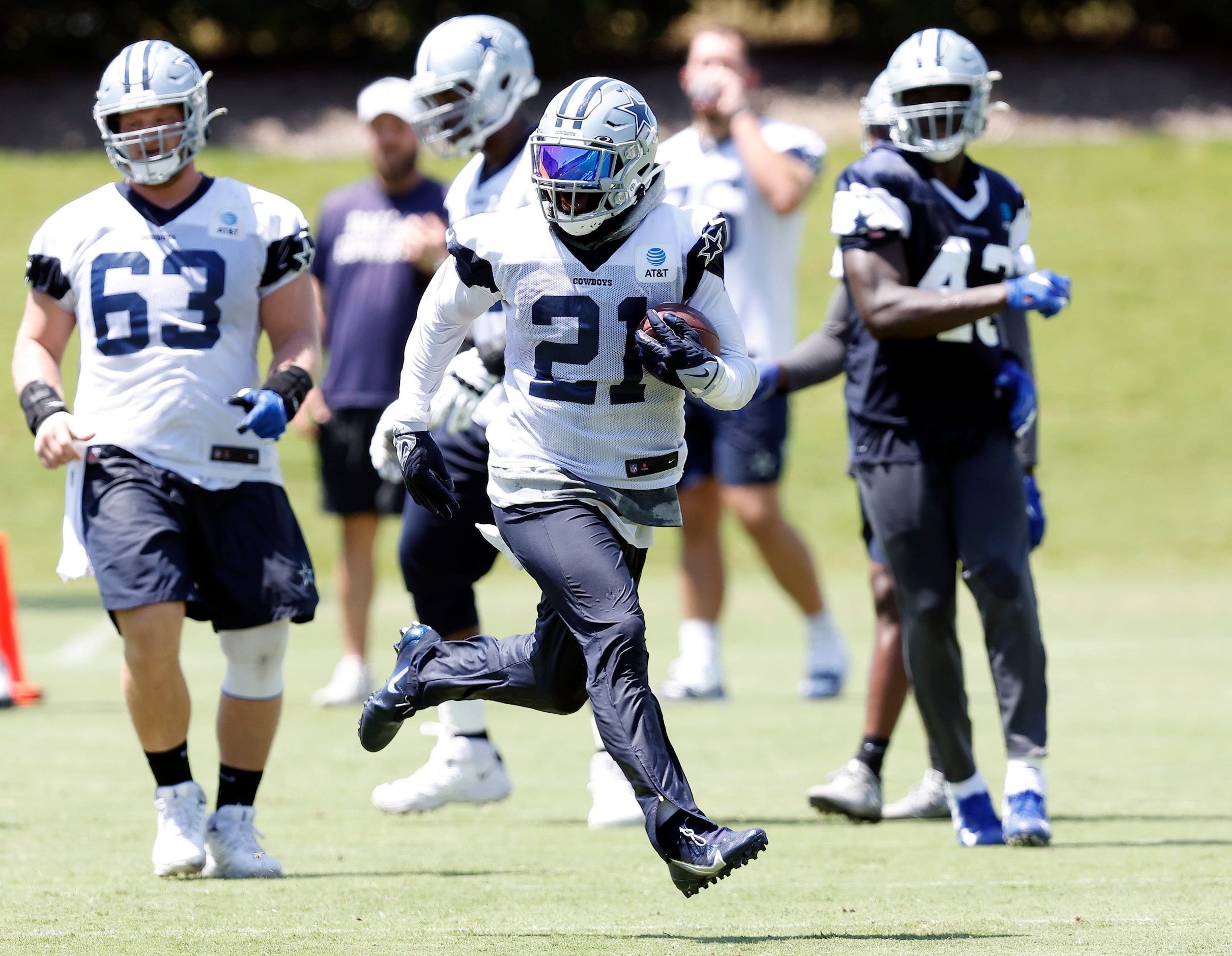 Dallas Cowboys running back Ezekiel Elliott (21) carries the ball during Training Camp...