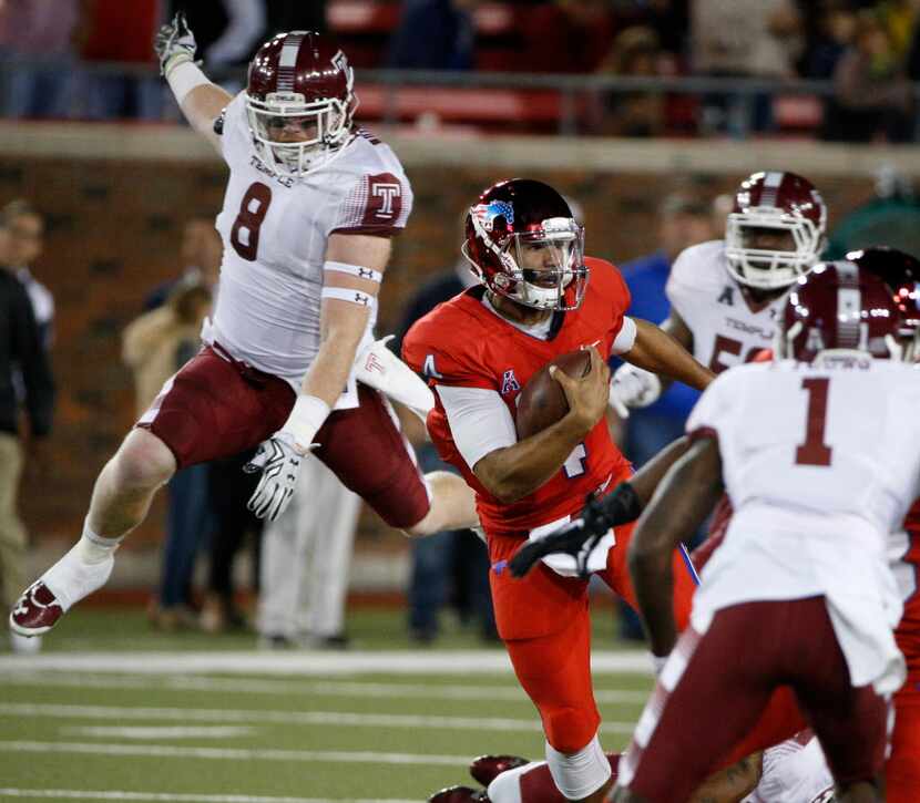 Temple Owls linebacker Tyler Matakevich (8) tries to catch Southern Methodist Mustangs...