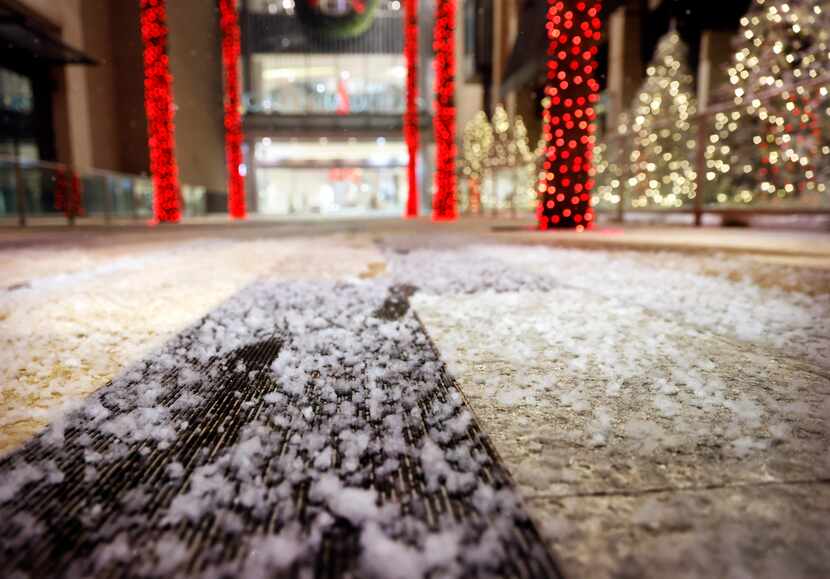 La nieve cae en la entrada principal de Galleria Dallas, la que tiene palmeras frente al...