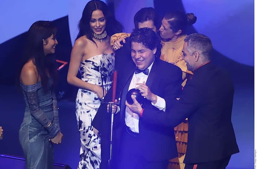 Alexis Aroyo recibiendo su reconocimiento en los Premios Aura.