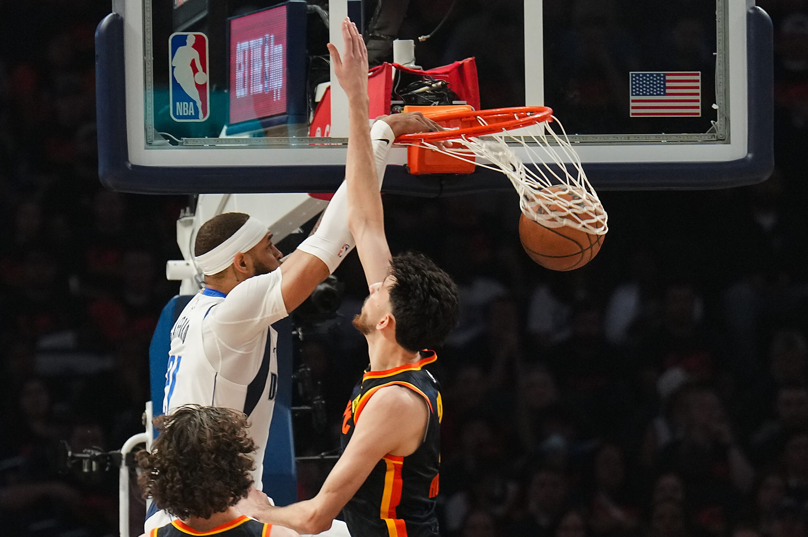 Dallas Mavericks center Daniel Gafford (21) dunks the ball past Oklahoma City Thunder...