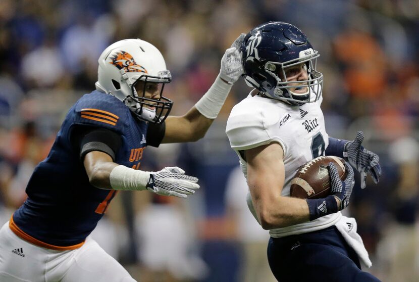 Rice wide receiver Zach Wright, right, catches a pass for a touchdown in front of UTSA...