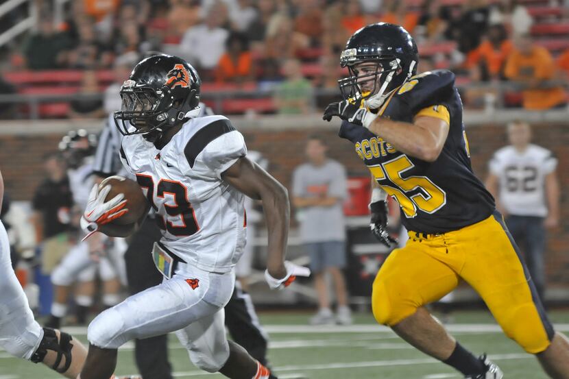 Aledo running back Jess Anders (23) is chased by Highland Park senior defensive lineman...