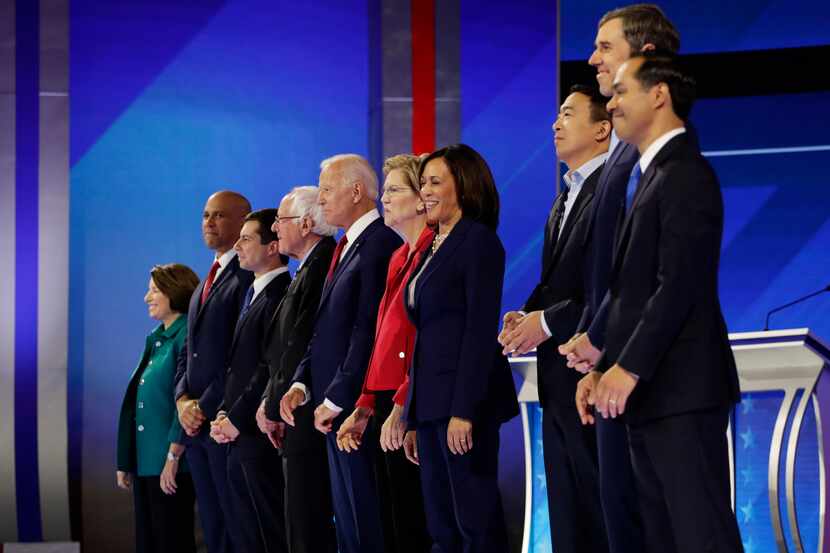 Los candidatos demócratas Amy Klobuchar, Cory Booker, Pete Buttigieg, Bernie Sanders, Joe...