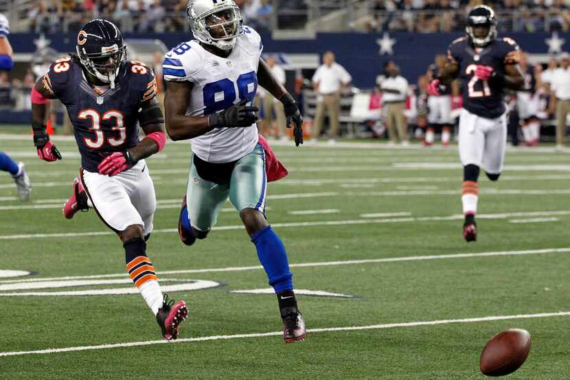 Dallas Cowboys wide receiver Dez Bryant (88) can't get to a long pass, as Chicago Bears...