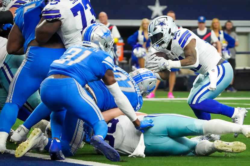 Dallas Cowboys running back Ezekiel Elliott (21) plunges into the line to score on a 1-yard...