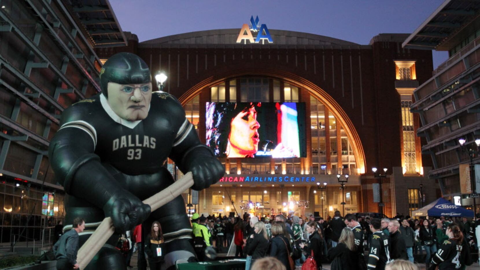 TIMELAPSE: Watch as AAC transitions from Mavericks to Stars game