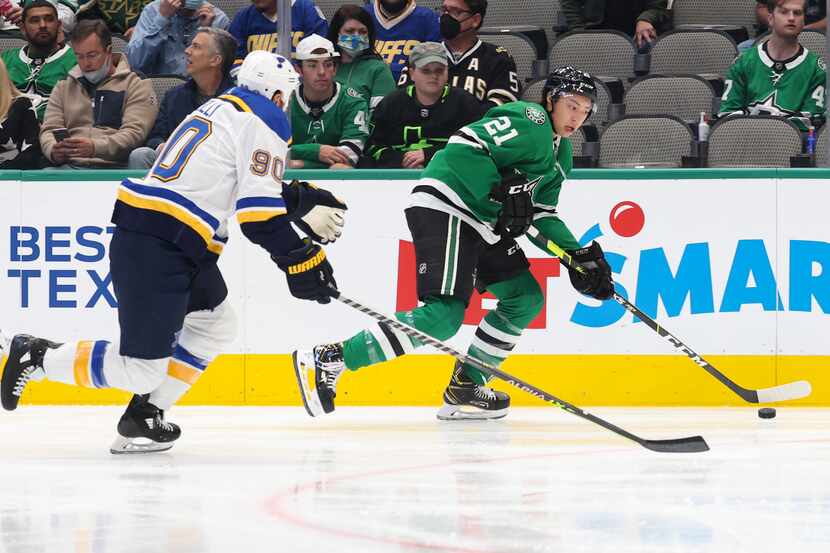 St. Louis Blues center Ryan O'Reilly (90) chases Dallas Stars left wing Jason Robertson (21)...