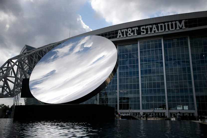 Boletos para el juego de Cowboys vs. Texans cuestan $25. Sky Mirror, afuera del AT&T...