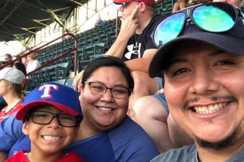 Selfie de la familia Romero el sábado en el parque de los Texas Rangers en Arlington