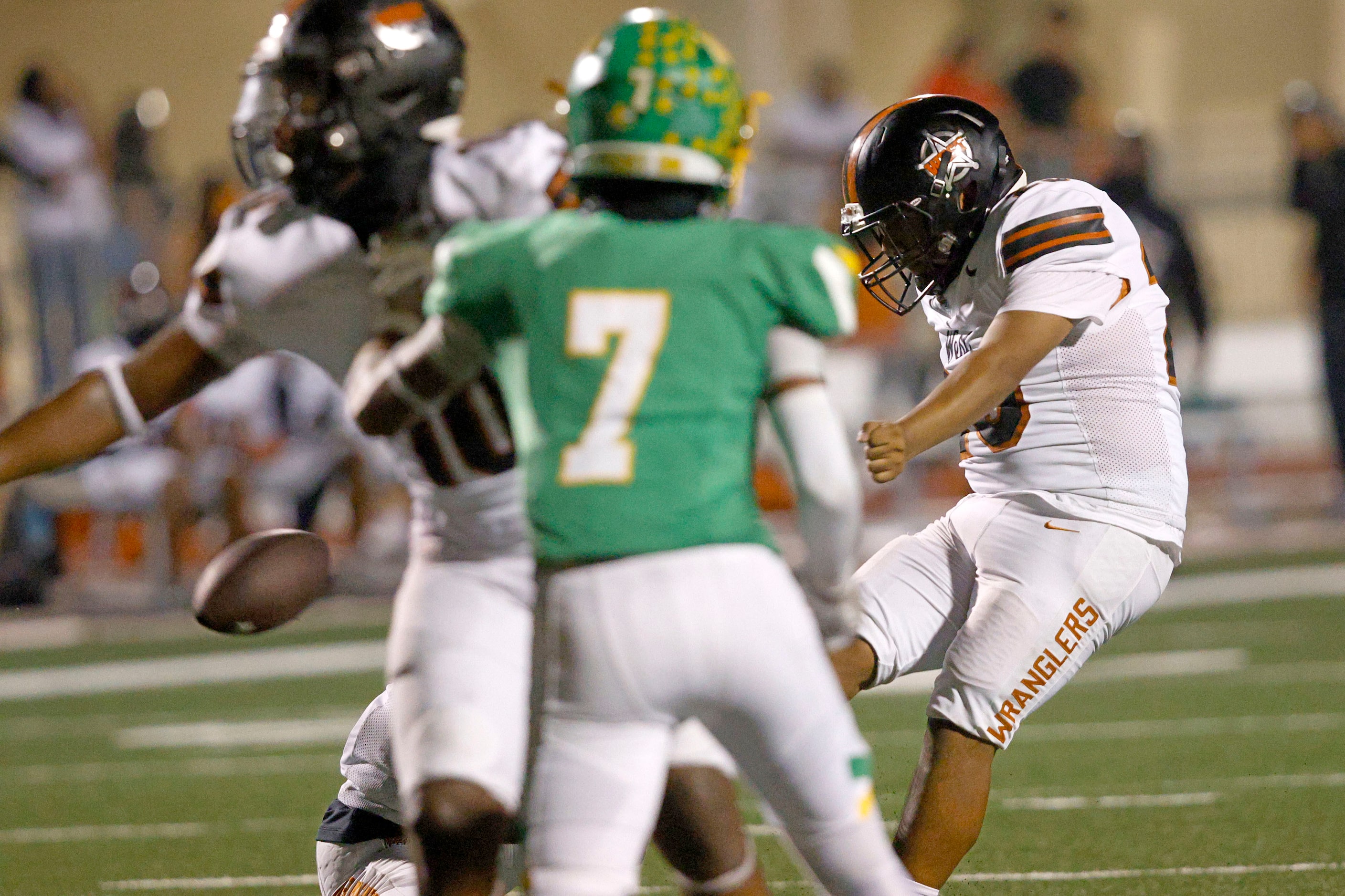 West Mesquite's David Diaz-Medrano (29) scores a field goal as Newman Smith's Allen Burns...