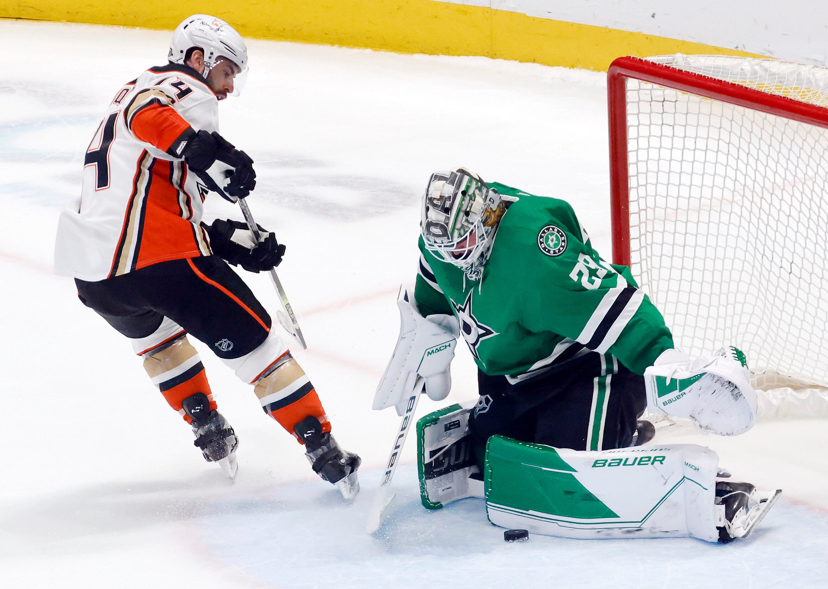 Dallas Stars goaltender Jake Oettinger (29) stops a shoot-out shot by Anaheim Ducks center...