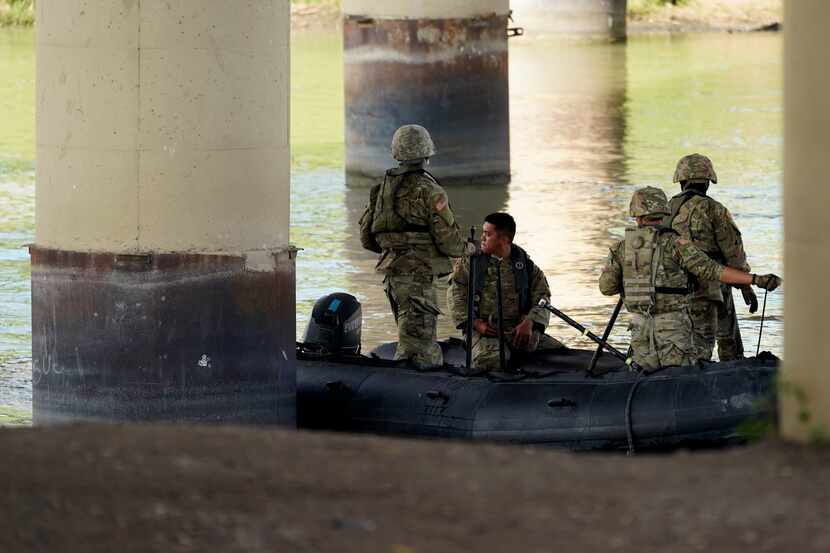 Elementos de la Guardia Nacional de Texas ayudan a vigilar el Río Grande, el viernes 26 de...