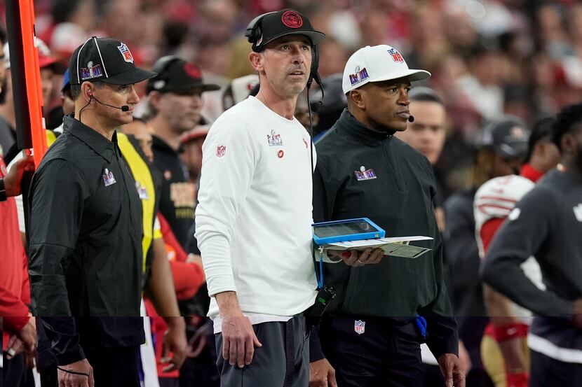 Kyle Shanahan, entrenador en jefe de los 49ers de San Francisco, observa una jugada en...