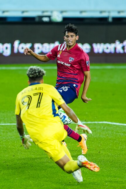 Ricardo Pepei enfrenta al portero del Minnesota United, Dayne St. Clair, en el partido del 9...