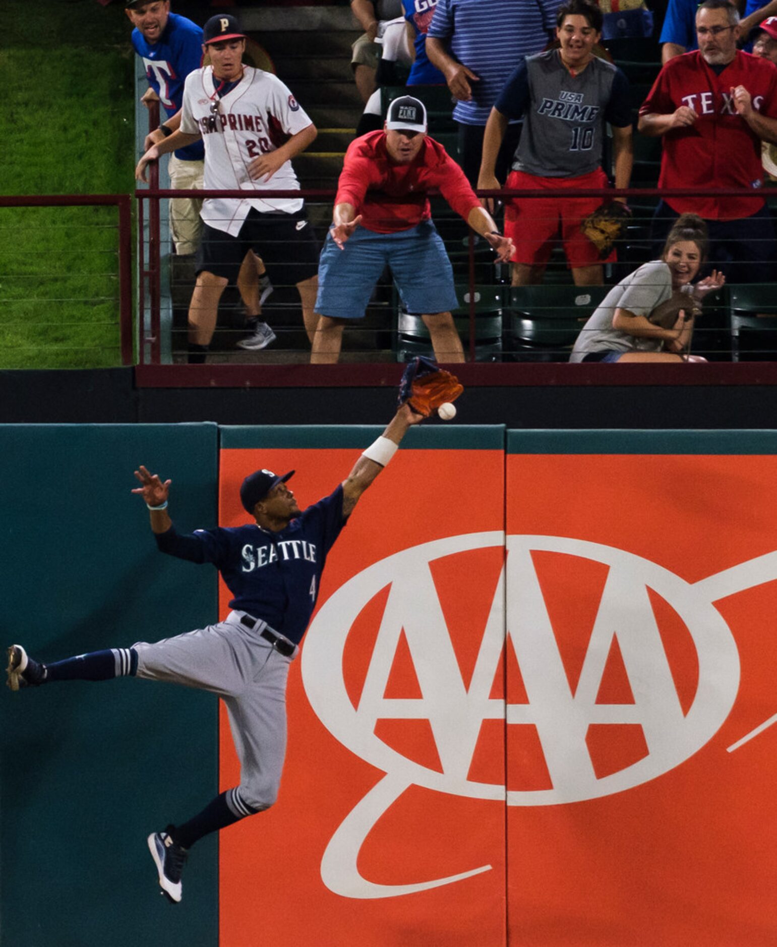 Seattle Mariners center fielder Keon Broxton canÃt make the play on a leadoff double by...