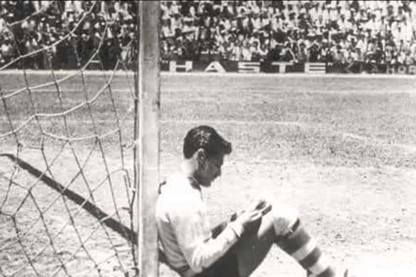 El portero de Chivas de Guadalajara, Javier 'Tubo Gómez, lee un cuento durante el partido de...