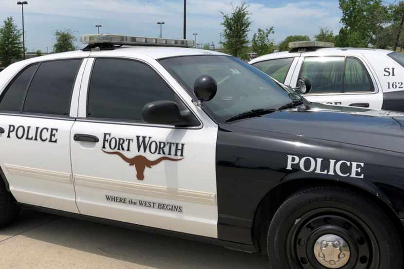 La policía de Fort Worth arrestó a una mujer acusada de dar inyecciones de silicona ilegales.