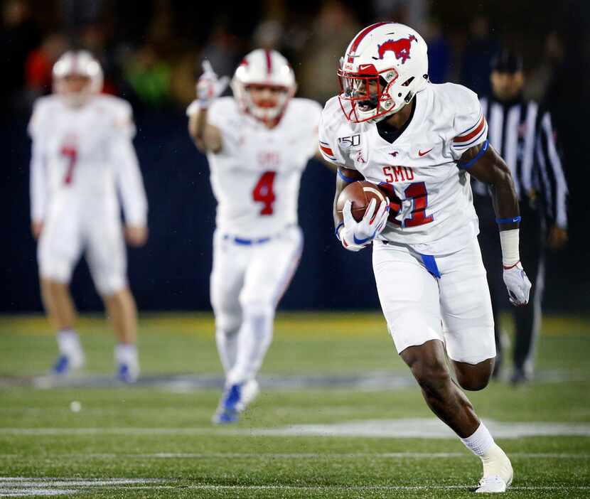 Southern Methodist Mustangs wide receiver Rashee Rice (11) breaks away for a long touchdown...