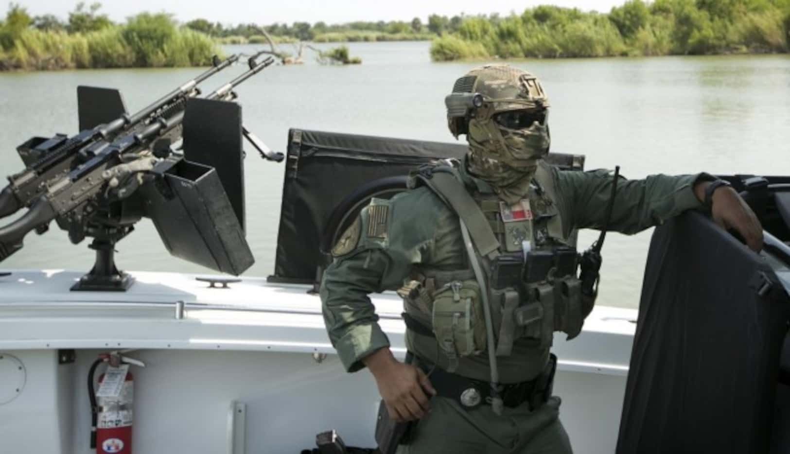 Un oficial del Departamento de Seguridad Pública de Texas patrulla el río Grande entre...