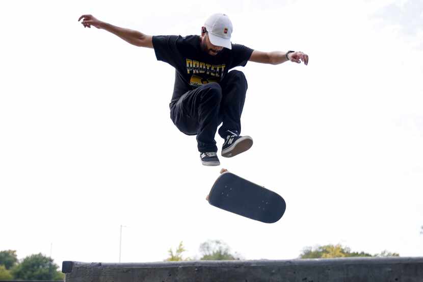 Isaac Contreras, de 26 años, hace un salto en su patineta en el Jon Comer Skatepark, el...