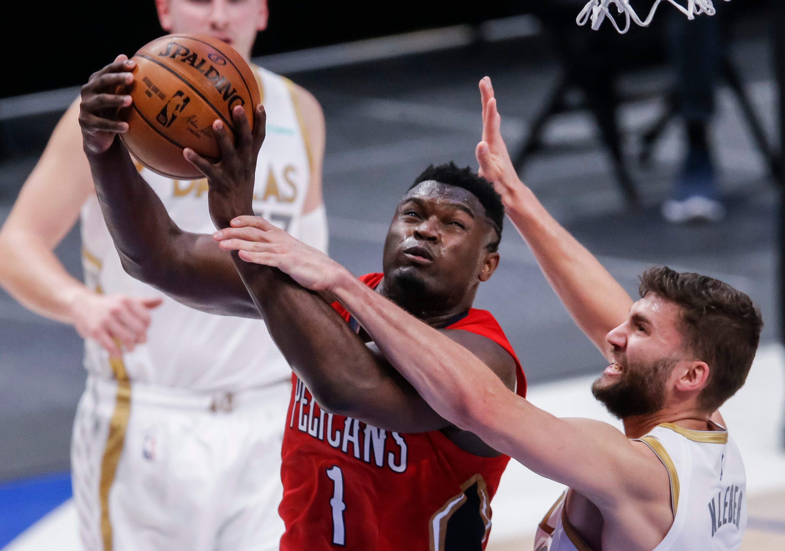 New Orleans Pelicans forward Zion Williamson (1) attempts a layup as Dallas Mavericks...