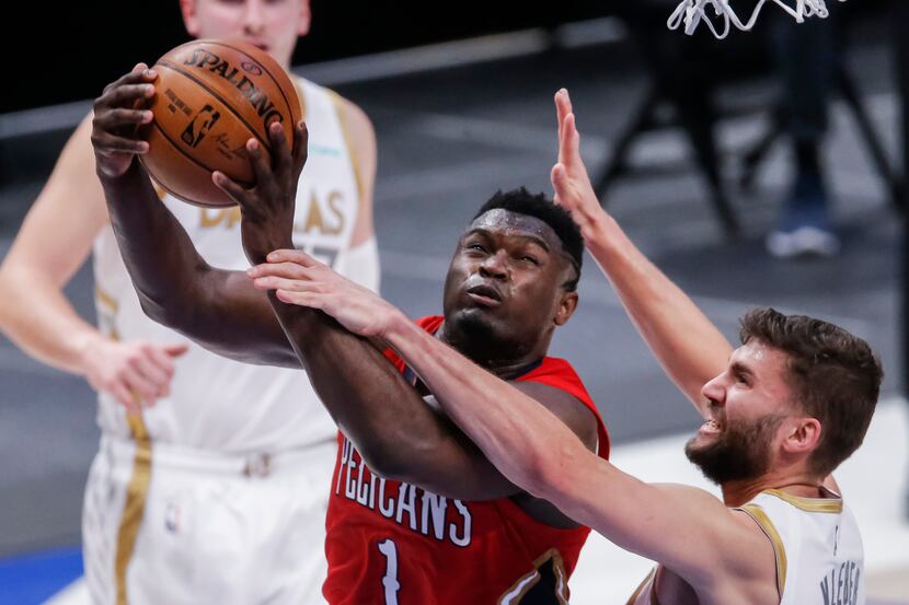 New Orleans Pelicans forward Zion Williamson (1) attempts a layup as Dallas Mavericks...
