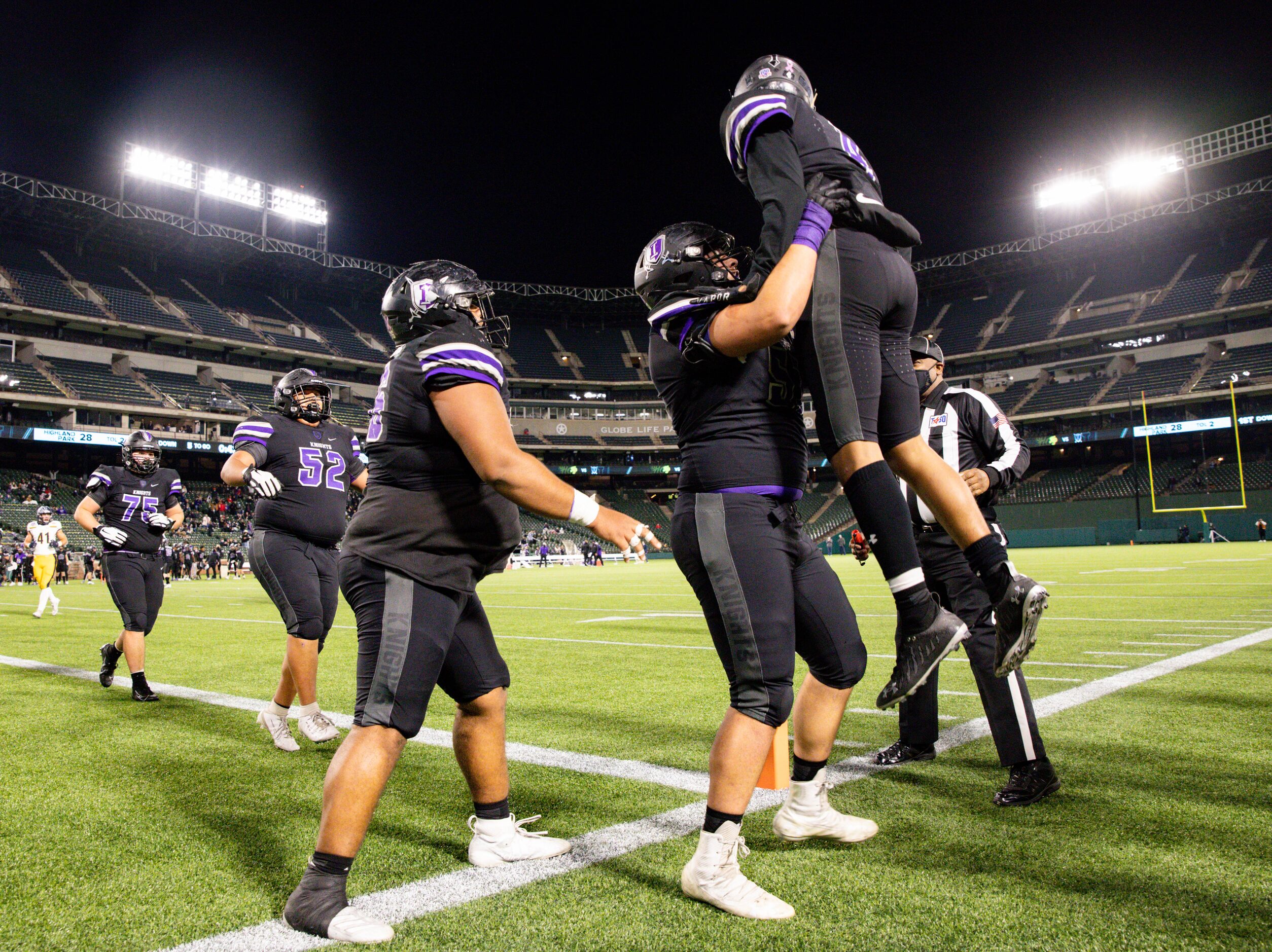 Frisco Independence's players celebrate Jordyn Tyson's (4) touchdown during the first half...